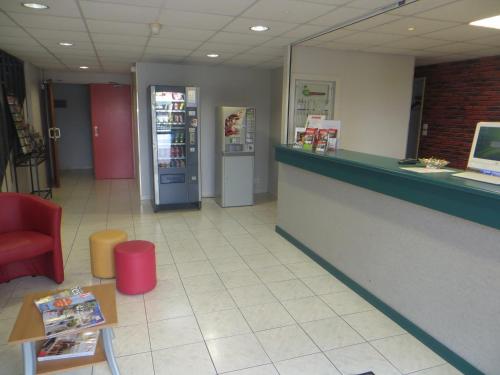 una zona de espera de una tienda con un cajero automático en Fasthôtel Périgueux - Un Hôtel FH Confort, en Marsac-sur-lʼIsle