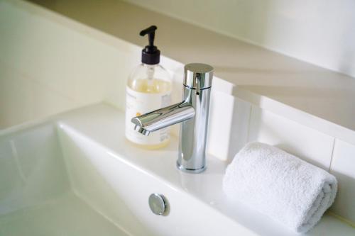 Et badeværelse på Sydney CBD luxury high level 2 bedroom2 bathroom condo with City view- Pool Gym 4