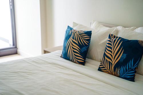 En eller flere senge i et værelse på Sydney CBD luxury high level 2 bedroom2 bathroom condo with City view- Pool Gym 4