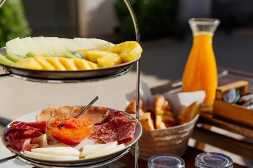een tafel met twee borden eten op een tafel bij Hotel Boutique Canelobre in Busot
