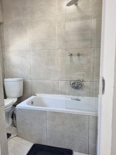 Un baño con bañera y WC. en One on Old Main - Unit 2, en Hillcrest