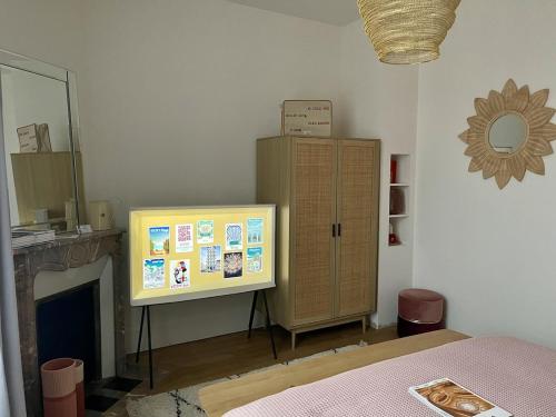 Una televisión o centro de entretenimiento en MAISON LE BEAULIEU