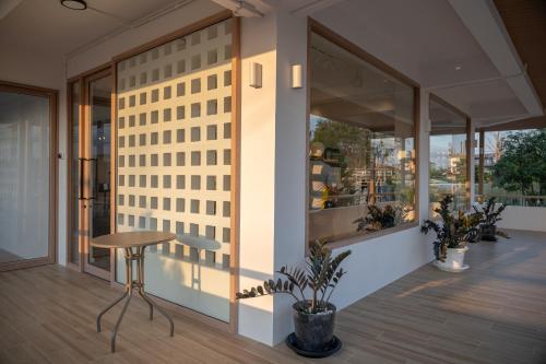 een gebouw met ramen en een kruk in een kamer bij Morning Place in Ban Krathum Lom