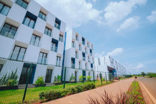 eine leere Straße vor einem Gebäude in der Unterkunft Shan's Comfort Sanctuary in Tatu City