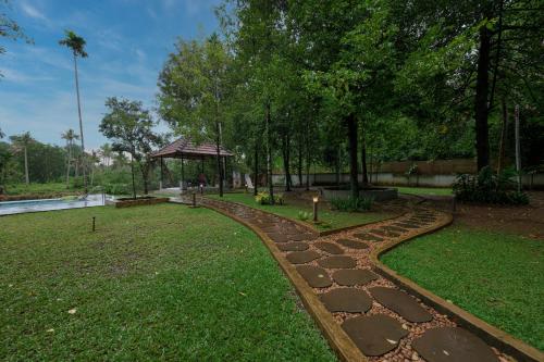 Κήπος έξω από το Riverside Private Pool Villa in Kochi - Ohstayz Whispering Grove