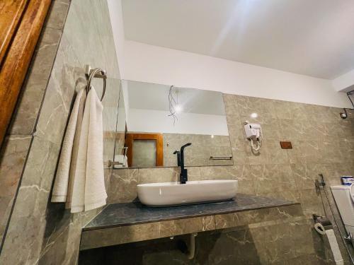 ハットンにあるPrincess of Dickoya Homestayのバスルーム(カウンターに白い洗面台付)