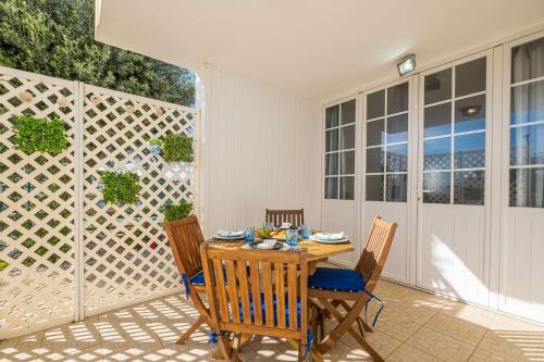 un tavolo e sedie su un patio con recinzione di Margarida Apartment - Ping pong table a Vale de Pedras