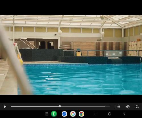 uitzicht op een zwembad in een fitnessruimte bij Sam's Caravan Hire Coastfield Holiday Village Ingoldmells in Ingoldmells