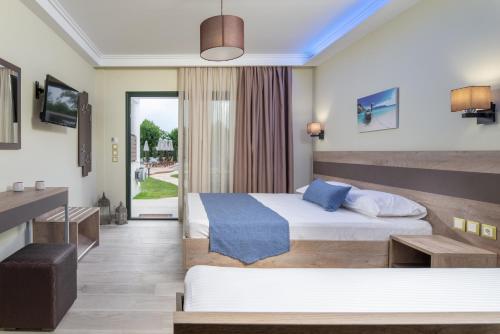 En eller flere senge i et værelse på Aelia suites