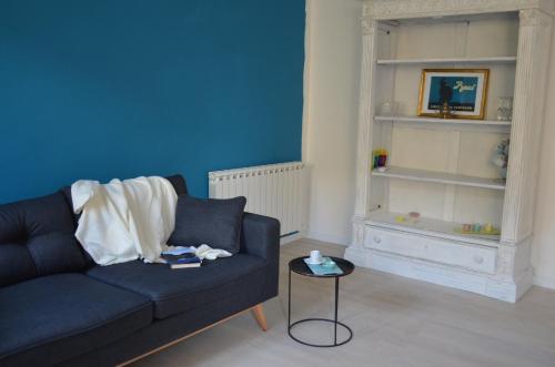 Sala de estar azul con sofá y mesa en Apartment Perugia, en Perugia