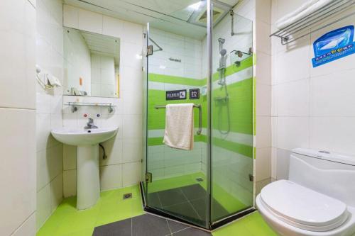 O baie la 7 Days Inn Foshan Qiandeng Lake