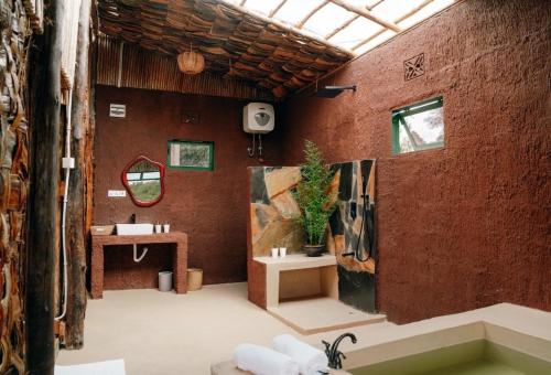 een badkamer met een wastafel en een ligbad bij Rafiki Retreat in Arusha