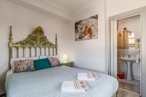 een slaapkamer met een bed en een wastafel bij Aquedarte in Lissabon