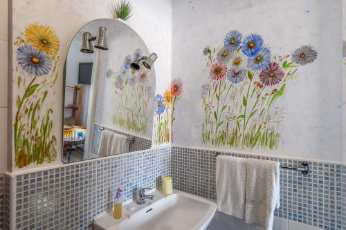 een badkamer met bloemen op de muur bij Aquedarte in Lissabon