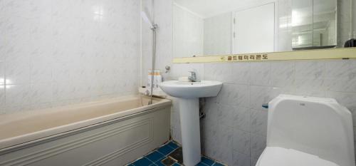 Koupelna v ubytování 골드 훼미리 콘도 & 펫리조트