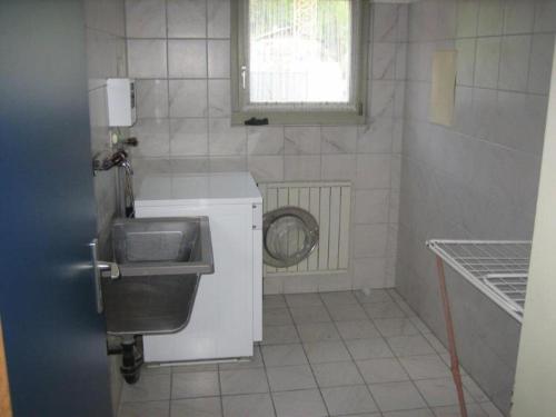 un bagno con lavandino e WC di Unterkunft Zwisa a Jenaz