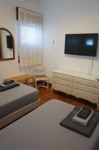 Oura Family House