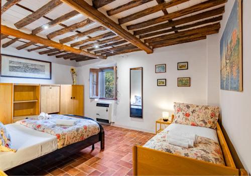 Postel nebo postele na pokoji v ubytování Tuscan Farmhouse sits between Lucca and Pisa hills