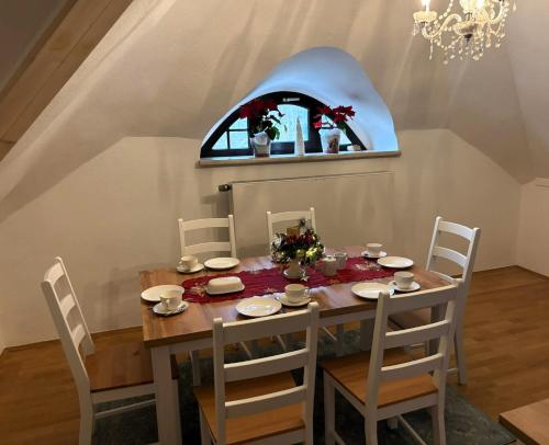 ein Esszimmer mit einem Tisch, auf dem ein weihnachtliches Gesteck steht in der Unterkunft Monsieur Claude - Wohnen in einer historischen Villa in Suhl