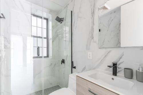 Et badeværelse på Blueground Brooklyn Heights view nr Brooklyn Bridge NYC-1962