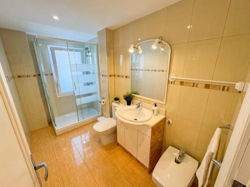 een badkamer met een wastafel, een toilet en een spiegel bij Velasco Urban Lodge - Turistea in Huesca