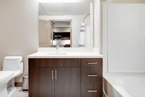 Et badeværelse på Blueground Lyon Hoag rooftop nr Bayfront Park SFO-1957