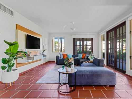 Μια τηλεόραση ή/και κέντρο ψυχαγωγίας στο Villa Quenepa with Generator & Steps from the Beach