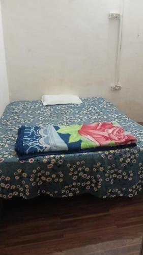 PrayagrajMaa Godawari Lodge的床上有五颜六色的被子