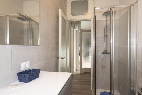 O baie la Casa Celeste