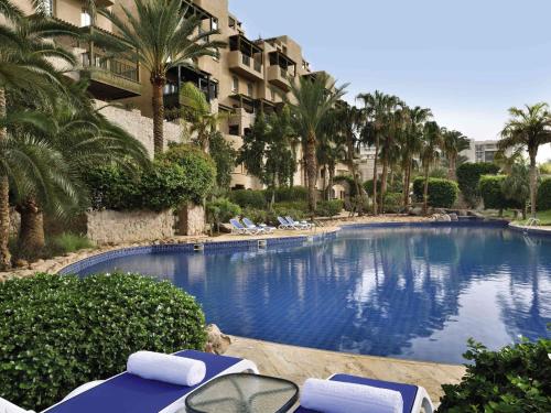 Piscina de la sau aproape de Mövenpick Resort & Residences Aqaba