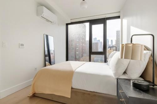 Postel nebo postele na pokoji v ubytování Blueground Downtown Brooklyn fitness center nr Brooklyn Bridge NYC-2187