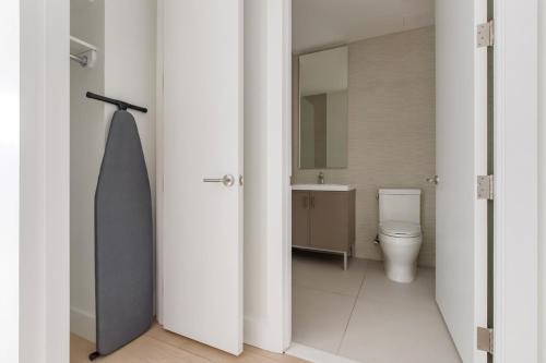 Koupelna v ubytování Blueground Downtown Brooklyn fitness center nr Brooklyn Bridge NYC-2187