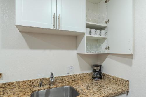 Køkken eller tekøkken på Blueground Winchester pool nr Central Park SFO-2104