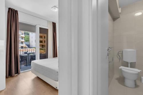 una camera con letto e servizi igienici e un balcone di Villa Jasna a Tučepi