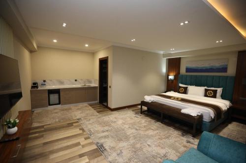 ein Hotelzimmer mit einem Bett und einem Badezimmer in der Unterkunft Ziyorat Luxury Hotel in Fargʻona