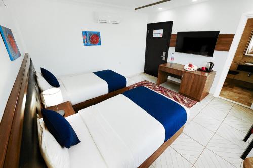 Телевизор и/или развлекательный центр в Corner View Hotel