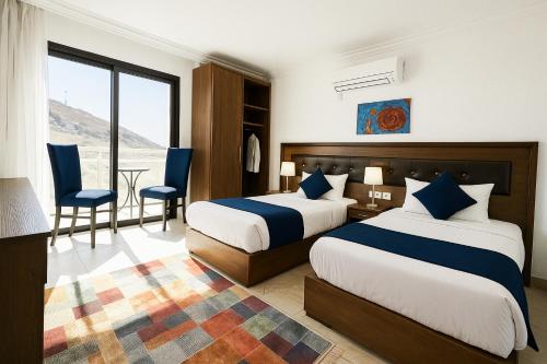 Una cama o camas en una habitación de Corner View Hotel