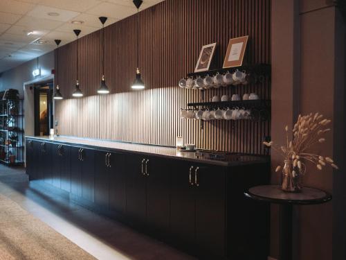 Ο χώρος του lounge ή του μπαρ στο Hotell Tjamstan Malå