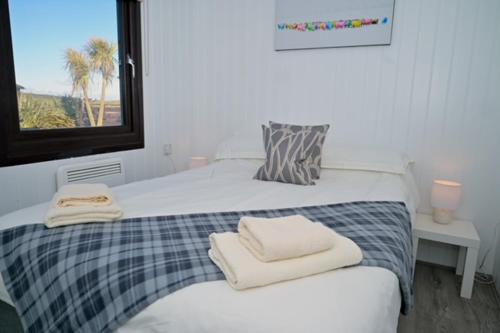 Ένα ή περισσότερα κρεβάτια σε δωμάτιο στο Lodge Cabin with Fabulous Views 2 - Farm Stay