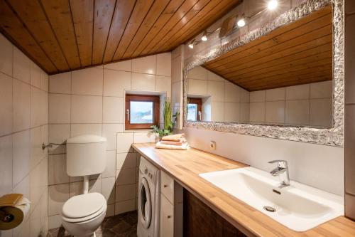 Ένα μπάνιο στο Ferienwohnung Dobner Schlössl