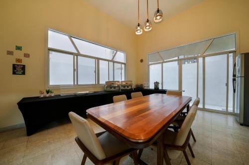阿布扎比Lunar Beach Hostel的配有木桌椅的餐厅
