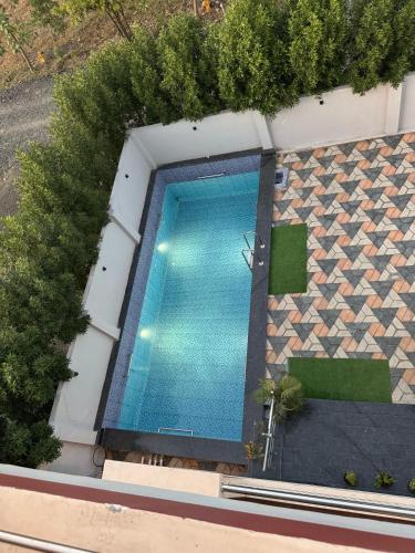 een bovenaanzicht van een zwembad in een gebouw bij Silver Green Resort in Gumgaon