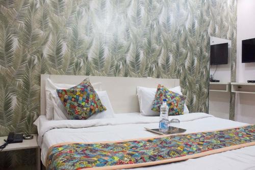 ein Schlafzimmer mit einem Bett und einem Tisch darauf in der Unterkunft JSB Hotel in Faridabad