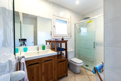 une salle de bains avec lavabo, toilettes et douche dans l'établissement Al Alba - Serene escape with shared swimming pool, à Bonmont Terres Noves