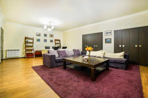 Beatles-Inspired I Republic Sq 5 min I Large Apt I 2 King I Comfort