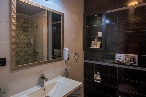 Koupelna v ubytování Phoenicia Express Hotel