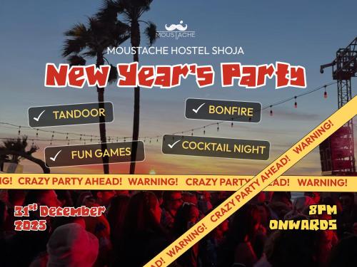 Un cartel para una feria de año nuevo con letreros de calle. en Moustache Shoja, Jibhi, en Shoja