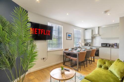 a living room with a green couch and a table at Albion at the Level - 2 BD Flat in Brighton & Hove