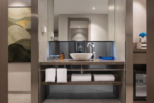 a bathroom with a sink and a counter with towels at City Holiday Hotel--Suzhou Guanqian Street Shiquan Street Branch in Suzhou