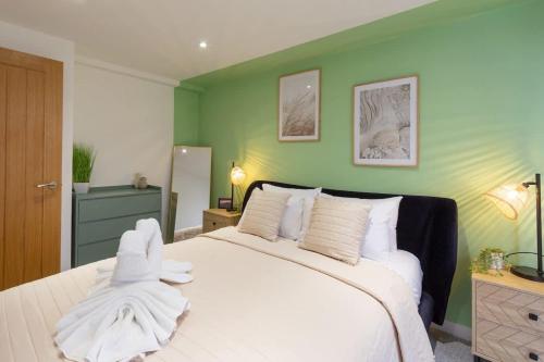 Giường trong phòng chung tại The Regent Luxury Pad